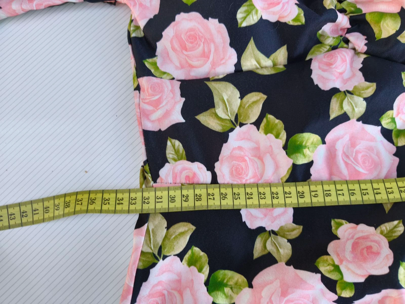 Robe courte fleurie avec manches bouffantes – photo 10